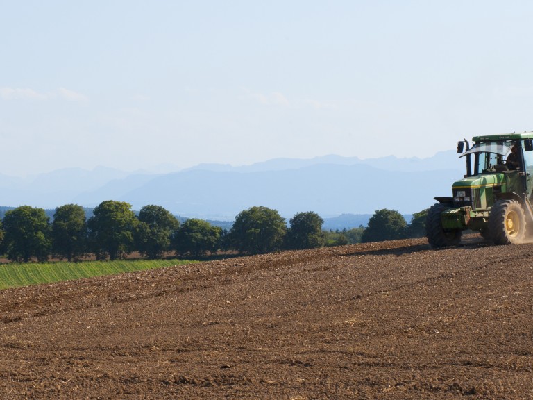 Ein Traktor bestellt mit seinem Traktor ein Feld.