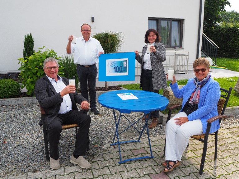 Übergabe Milchgutschein an Gasthaus Apfelbeck