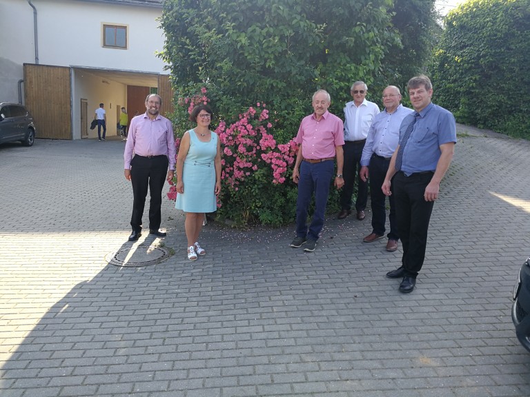 Personen im Halbkreis