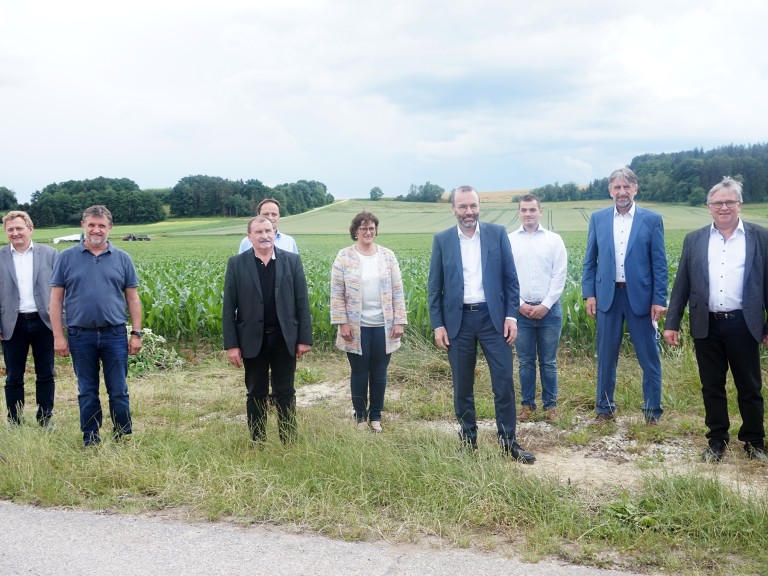 Gruppenfoto mit Manfred Weber auf Gurkenbetrieb