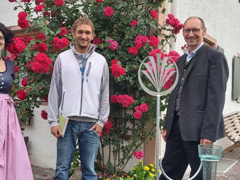 Hofübernehmer Leonhard Speer nimmt seinen Regenmesser entgegen