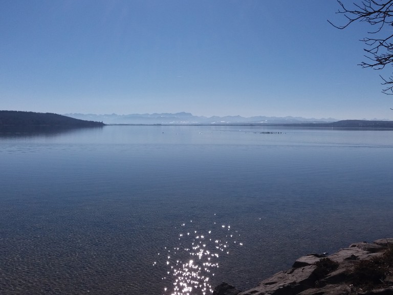 Schöner Ausblick auf den Ammersee in Herrsching. 