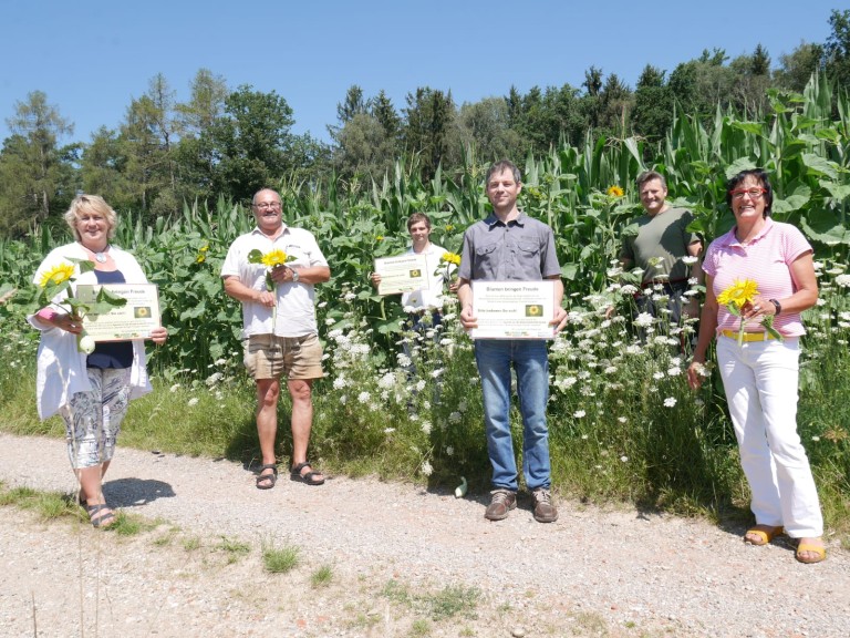 Personen vor Blumenfeld