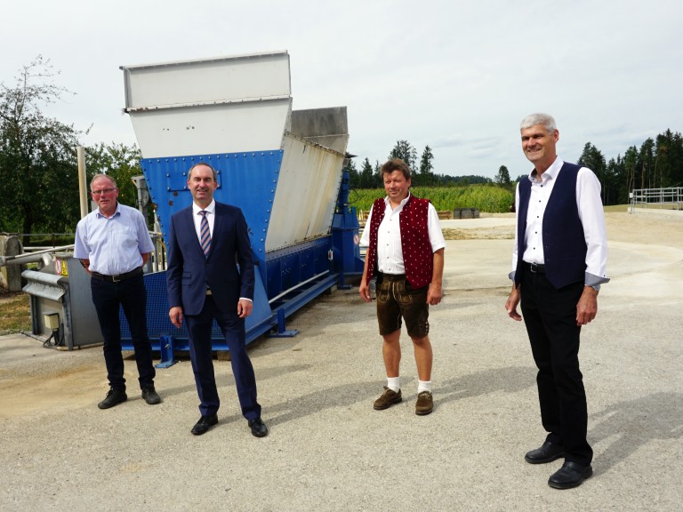 BBV-Kreisobmann Anton Föggl, Wirtschafts- und Energieminister Hubert Aiwanger, Martin Poschner (Bürgermeister Halsbach) und BBV-Getreidepräsident Hermann Greif (v. l.)