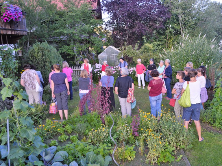 Die Landfrauen bei der Gartenführung