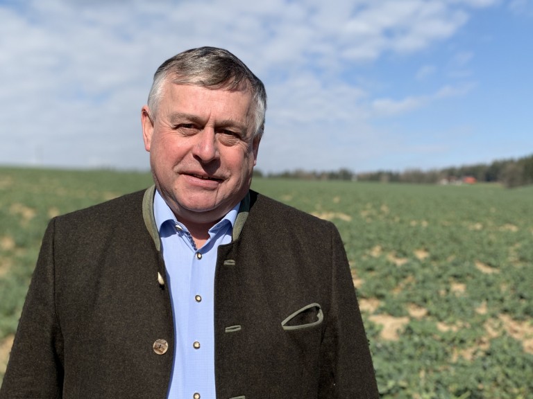 Bauernpräsident Walter Heidl auf einem Feld.