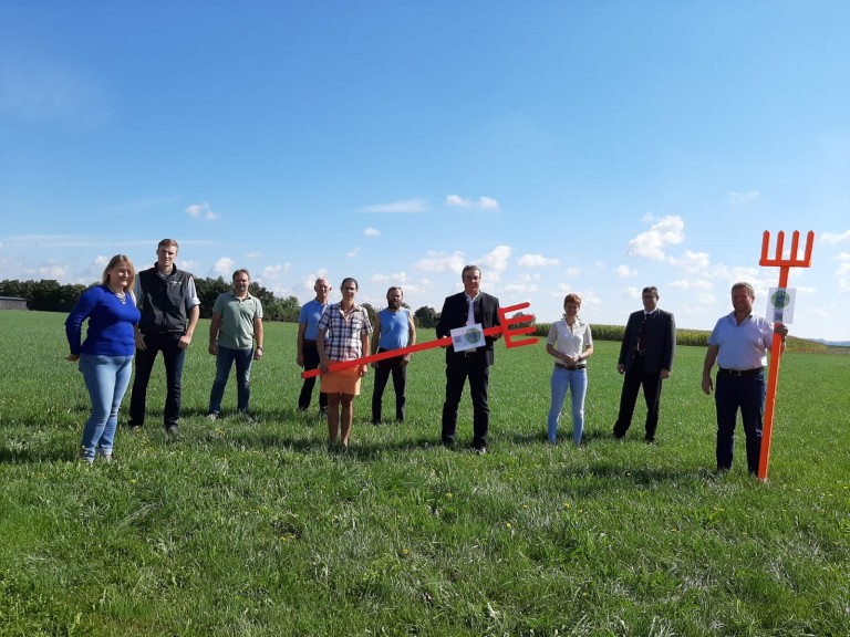 Bäuerinnen und Bauern bei Erding mit bunten Gabeln