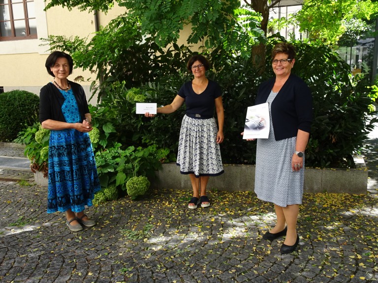 Landfrauen übergeben Scheck