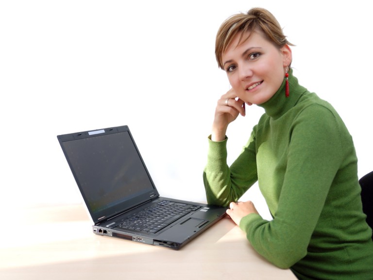 Frau sitzt vor einem Laptop