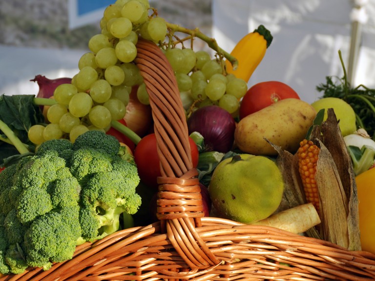 Ein reich bestückter Korb mit Obst und Gemüse.