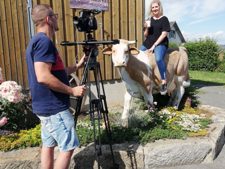 Lisa Fuller zeigt einen Einblick in die heimische Lebensmittelproduktion.