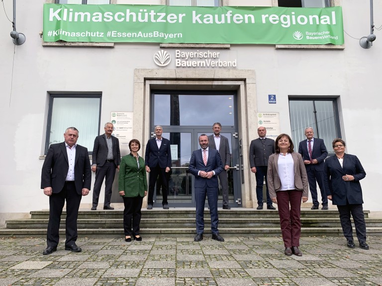 Europa-Abgeordnete waren zu einem Gespräch zusammen mit Bauernpräsident Walter Heidl und Landesbäuerin Anneliese Göller. 
