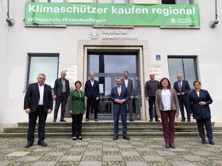 Europa-Abgeordnete waren zu einem Gespräch zusammen mit Bauernpräsident Walter Heidl und Landesbäuerin Anneliese Göller.