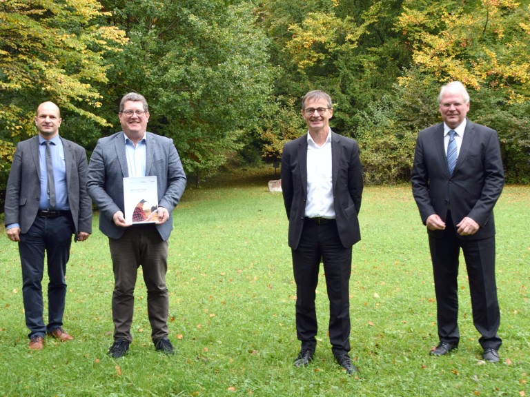 Präsentierten den Leitfaden "Landwirtschaft 4.0.":  Dr. Hermann Buitkamp (VDMA), Dr. Bernd Scherer (VDMA), Stefan Köhler (BBV), Anton Huber (BBV) v. r.