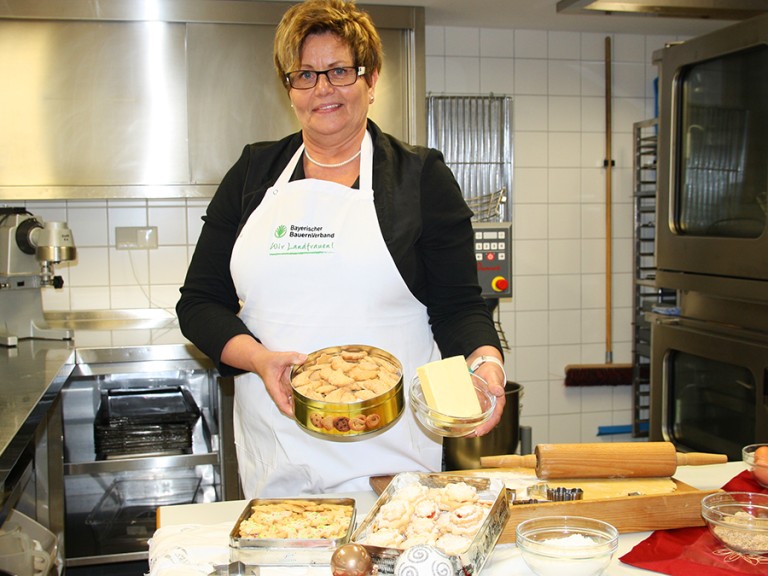 In der Backstube mit vielen Plätzchen für Weihnachten