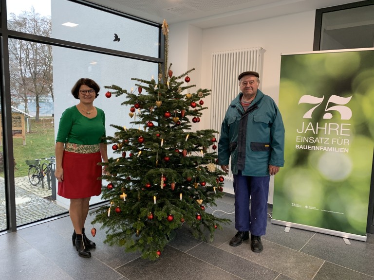 Kreisbäuerin mit Christbaumlieferent