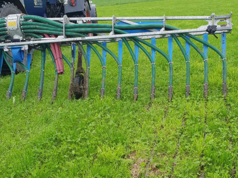 Bodennahe Gülleausbringung mit dem Schleppschlauch.