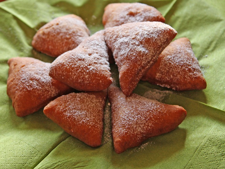 Die fertig gebackenen Mandazi