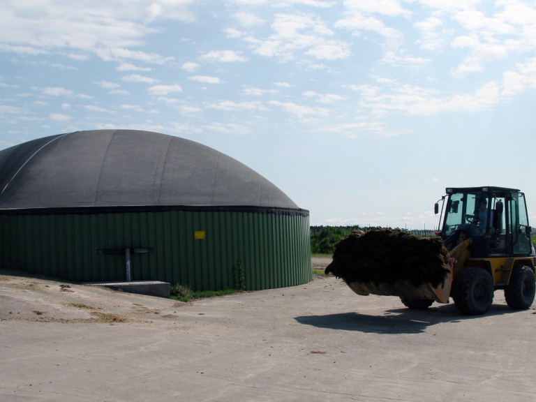 Hoflader vor einer Biogasanlage.