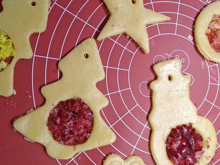 Ingwerplätzchen mit zerstoßenen Bonbons