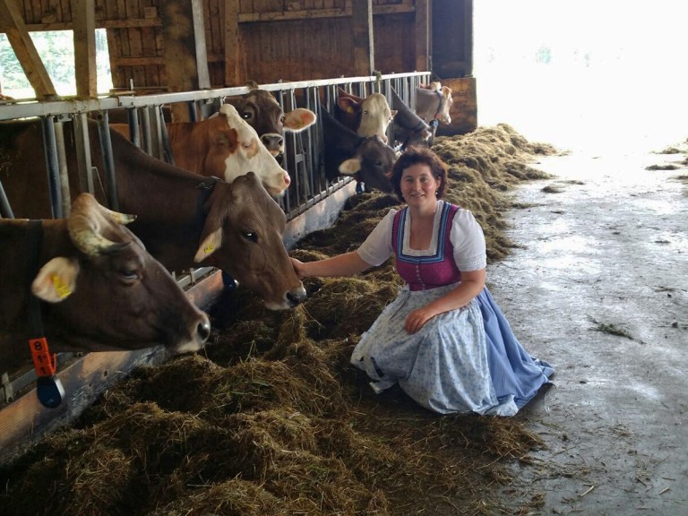 Bäuerin Anna Hindelang im Kuhstall