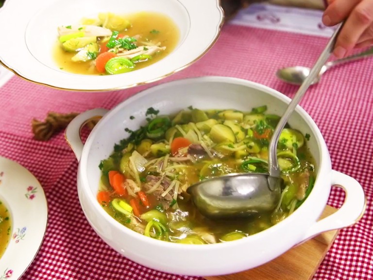 Eine Terrine voller Hühnersuppe