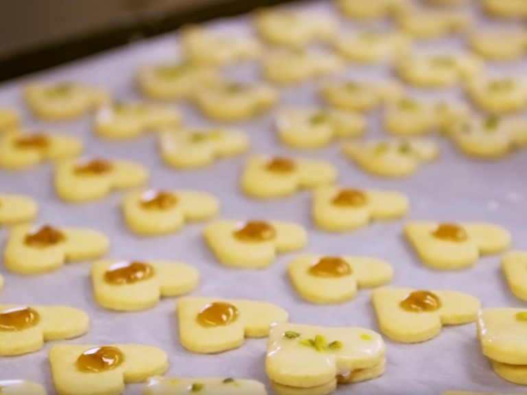 Backblech mit herzförmigen Orangenplätzchen