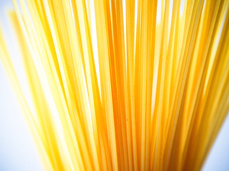Ein Bündel trockener Spaghetti