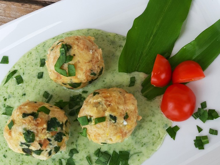 Knödel mit Bärlauch auf Teller