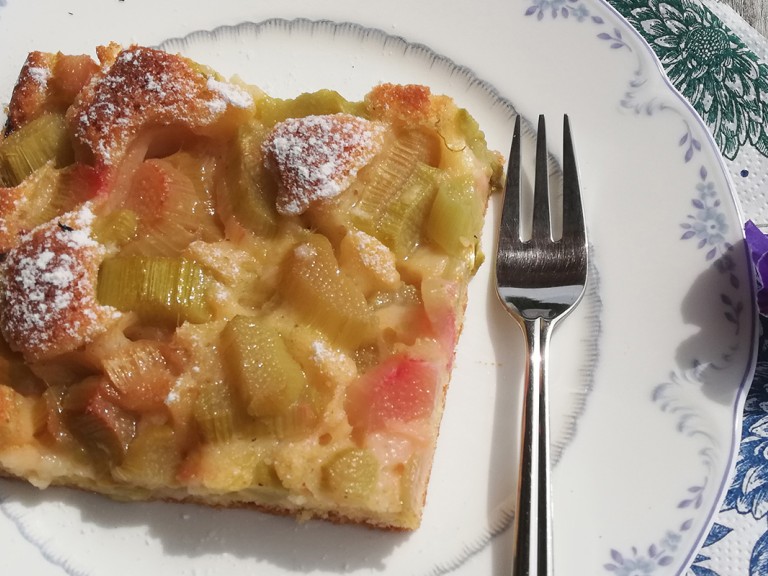 Rhabarberkuchen mit Blümchen