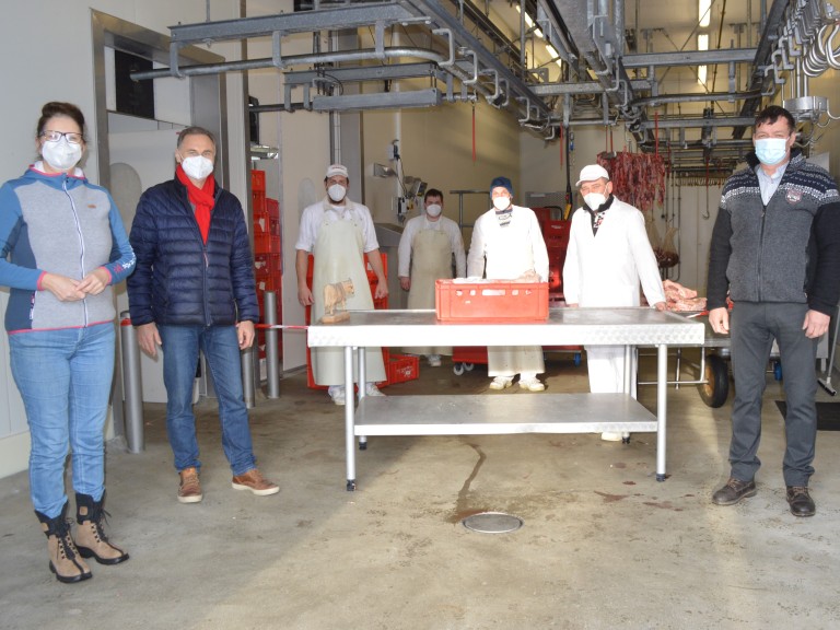 Abholung der Schweinehälften direkt am Schlachthof