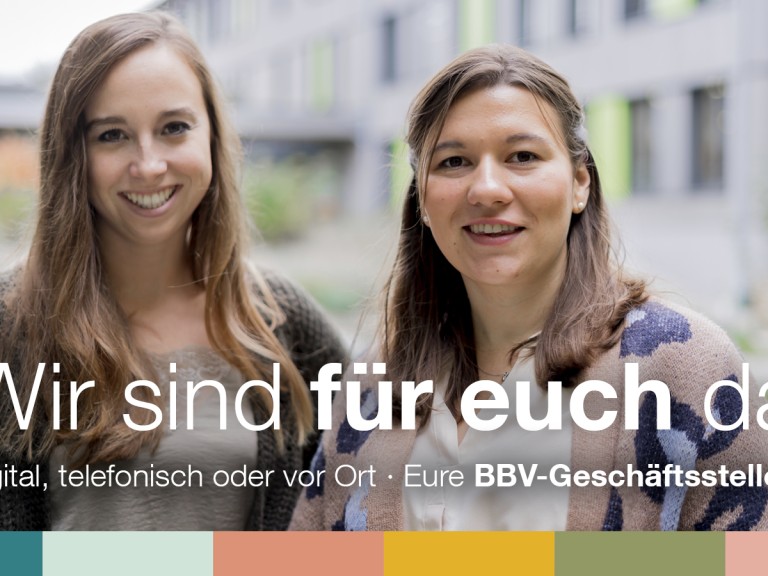 zwei damen schauen ins bild unter ihnen der slogan "wir sind für euch da!"