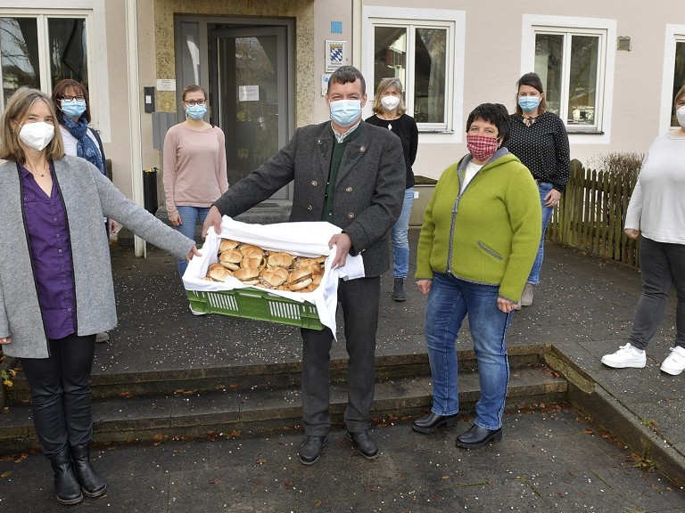 Übergabe der Bratensemmeln 