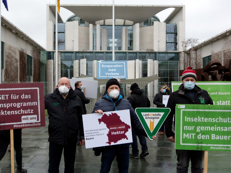 Demo-Berlin AKTION vor KANZLERAMT