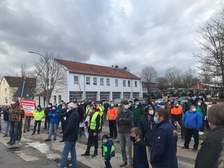 Demo vor dem Landwirtschaftsamt