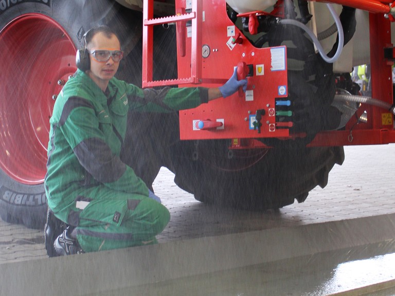 BayWa Techniker prüft Pflanzenschutzgerät am Traktor