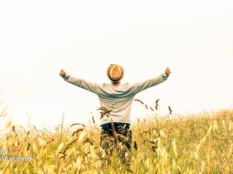 Ein Mann freut sich im Feld