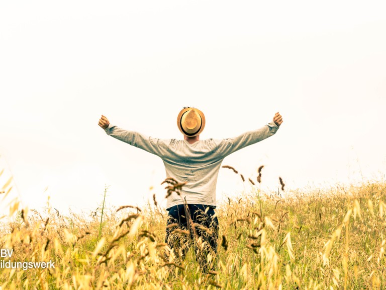 Ein Mann freut sich im Feld