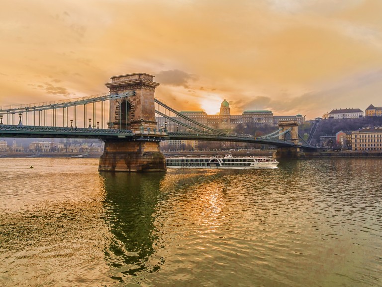 Die MS-A-Silver in Budapest an der Kettenbrücke