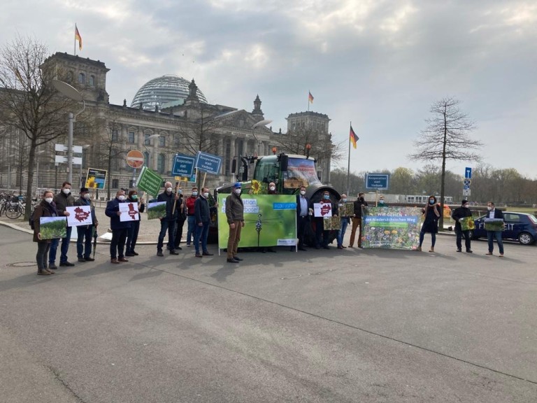 2021-04-20-Aktion Insektenschutz vor Bundestag