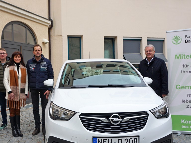 Ein weißer Opel Crossland im Hof des Bayerischen Bauernverbandes in München