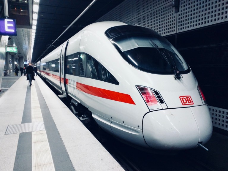 Ein ICE-Zug am Bahnsteig