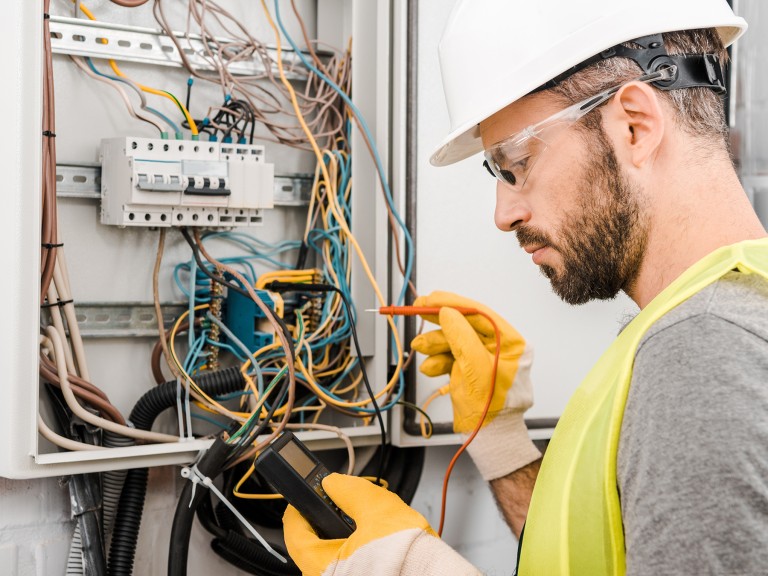 Elektriker am Schaltkasten