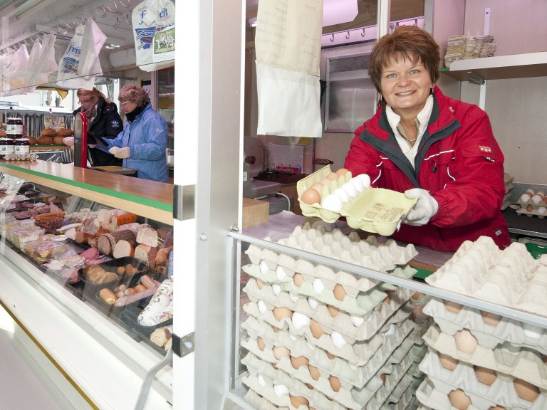 Direktvermarktung: Eine Bäuerin verkauft Eier in ihrem Verkaufswagen.