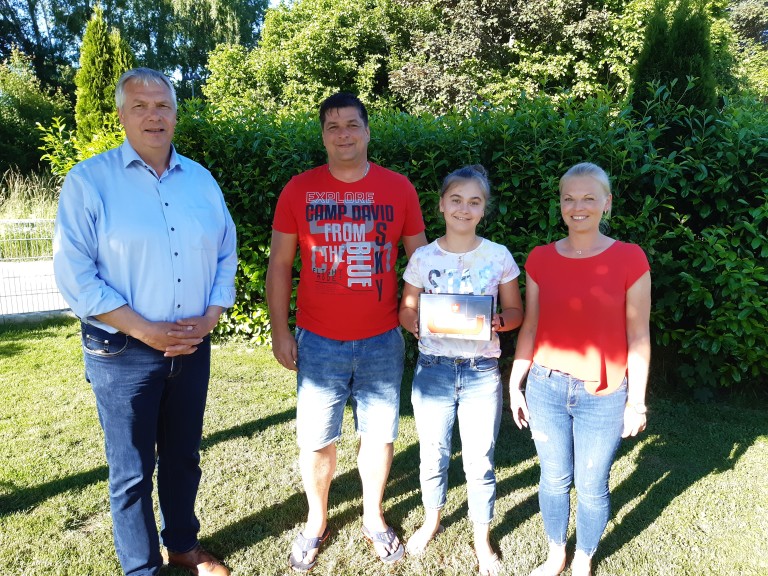 Personengruppe mit Scheck