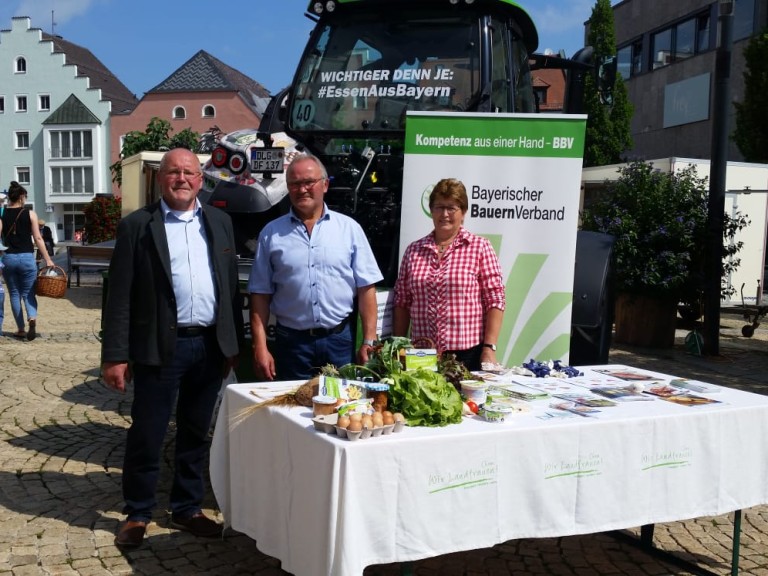 Kreisvorstandschaft Cham auf dem Bauernmarkt in Cham mit dem Traktor "EssenAusBayern"