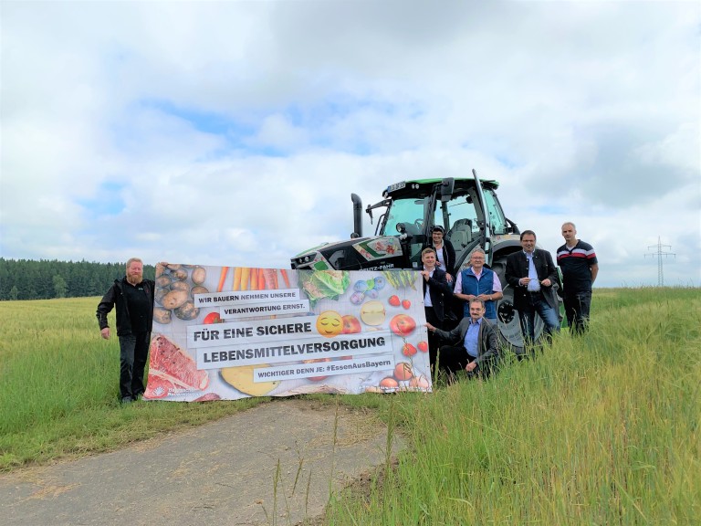 Traktor mit Banner und Teilnehmern