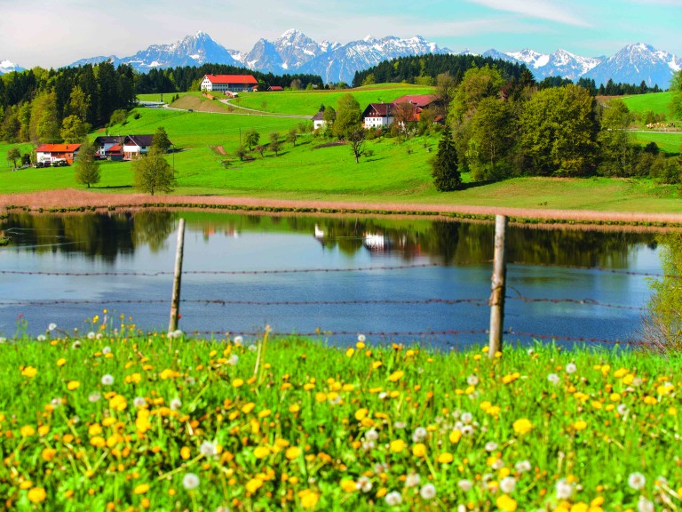 Gewässer vor Gebirgskulisse.