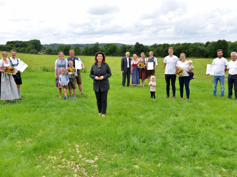 Landwirtschaftsministerin Kaniber und Preisträger-Familien Nutzierwohlpreis 2021