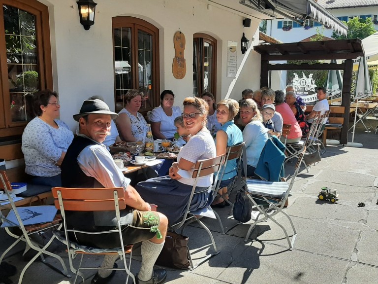 Die Landfrauen beim Gasthof Stern in Mittenwald